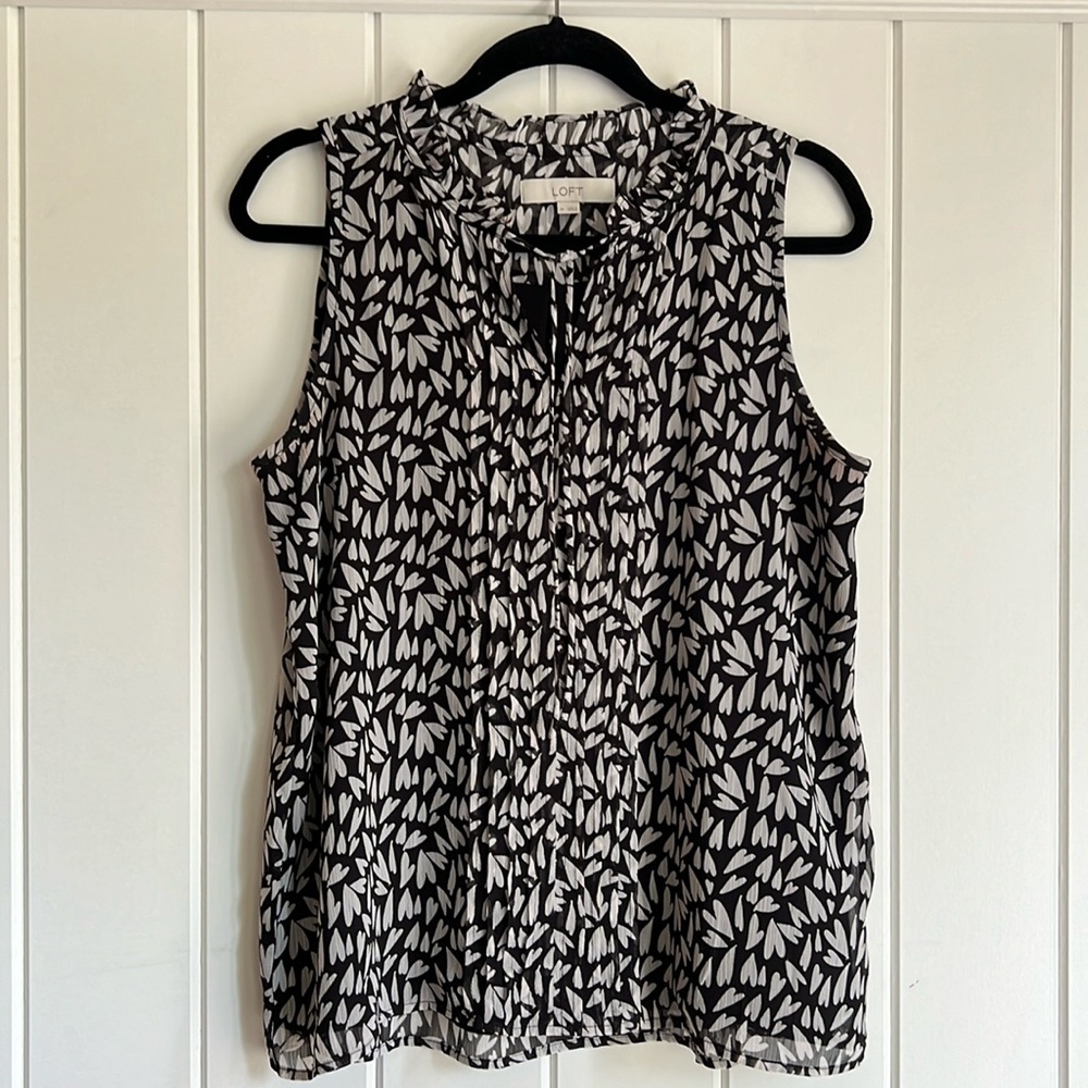 LOFT heart patterned top.  🤍  Perfect for date night/Valentine’s/anniversary.